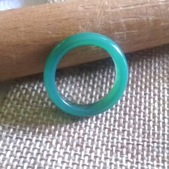 Kelly Green Agate ~ Slim Stone Ring Band Size 8 ~ Friendship + Promise Rings - Picture 2 of 11